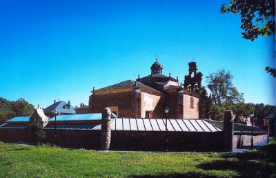Albergue de peregrinos de Cacabelos, León, en el Santuario de la Quinta angustia. arquitectura de albergues del camino de santiago 