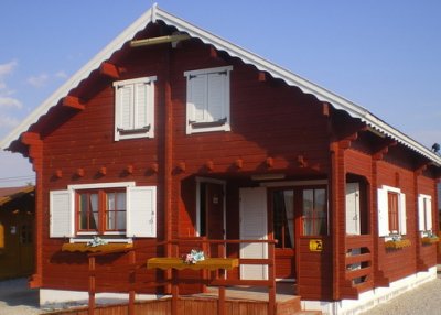 Casa prefabricada de 108m2 de madera pintada en rojo
