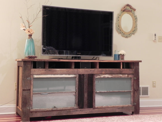 Muebles rústicos con madera natural.