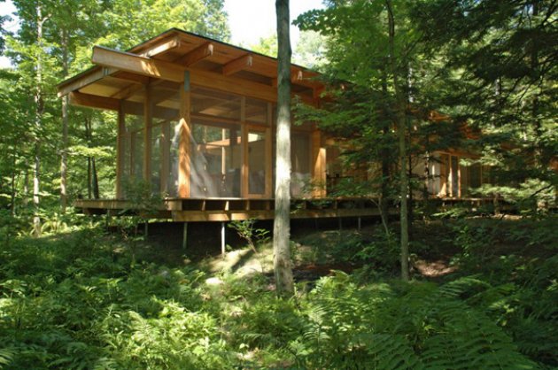 Una casa de madera en el bosque. Un proyecto que ha querido integrarse en el entorno  