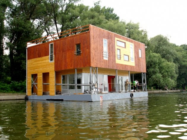 Una casa flotante en el Danubio. Una casa de Madera. El albergue arkabarka en el parque Usce  
