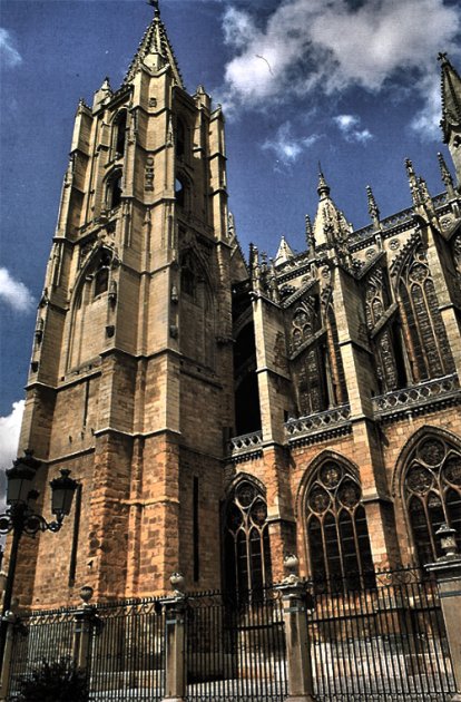 La fachada sur de la catedral de león. Una catedral gotica