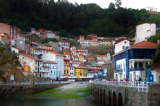 El pueblo de Cudillero en Asturias. un pueblo pesquero y casi tallado en la ladera 