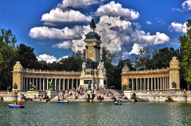 Una foto del estanque del parque del buen retiro en Madrid