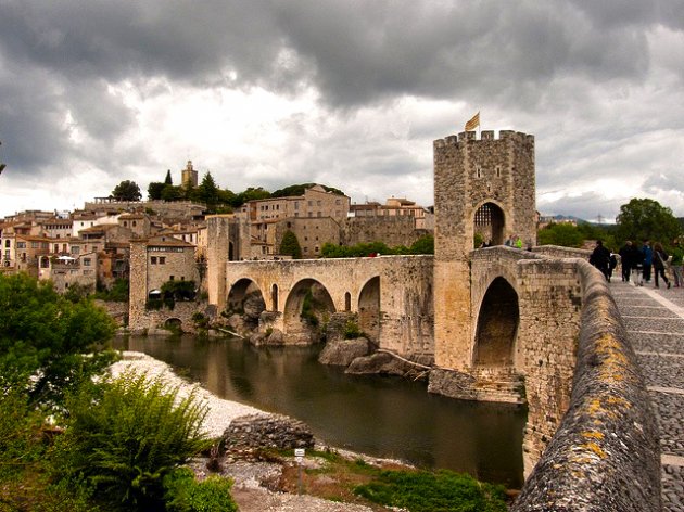 Puentes de España. El puente viejo de Besalú. Un puente de origen medieval con ocho arcos de medio punto y dos torres de control  
