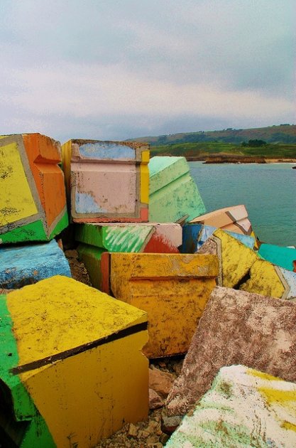 El pueblo de Llanes, un pueblo costero dónde convive la pintura rupestre y la pintura moderna   