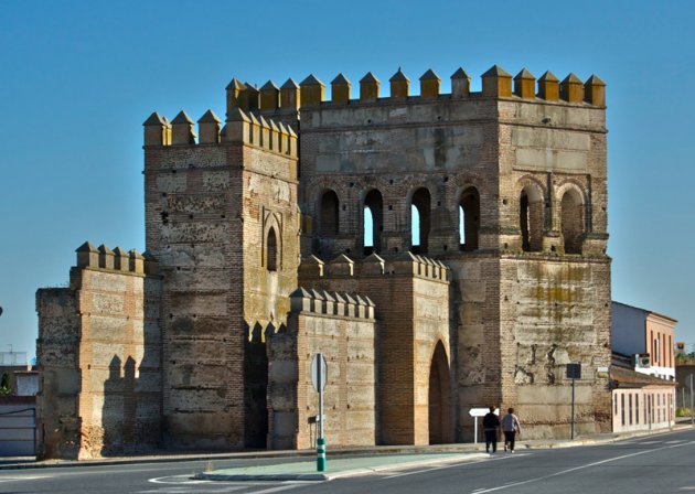 La muralla de Madrigal de las altas torres. Una muralla de estilo mudéjar y planta circular en el pueblo que vio nacer a Isabel la Católica 
