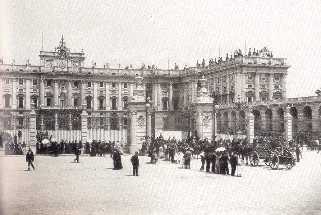 Imágen del patio de Armas del palacio de Oriente en el año 1900 comparada con la actualidad 