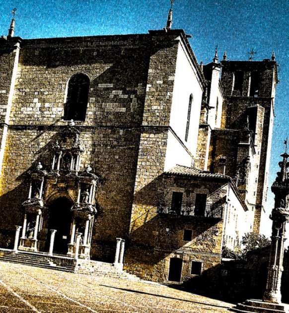 Iglesia de Santa Ana Peñaranda de Duero, la iglesia y el palacio son los protagonistas d ela plaza mayor de Peñaranda de duero