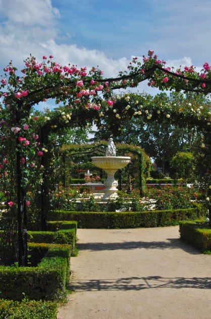 El jardín parque del Retiro en el siglo XX. Tres posibles recorridos por el parque del retiro . La rosaleda del retiro