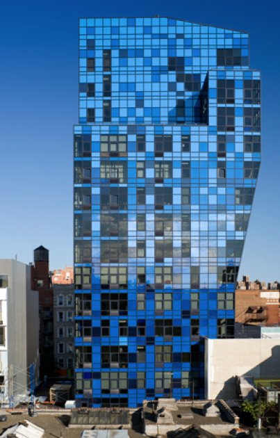 El edificio de viviendas azul de Nueva York. Una torre con fachadas pixeladas y volúmenes en voladizo  
