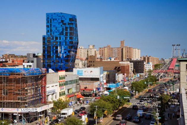 El edificio de viviendas azul de Nueva York. Una torre con fachadas pixeladas y volúmenes en voladizo  