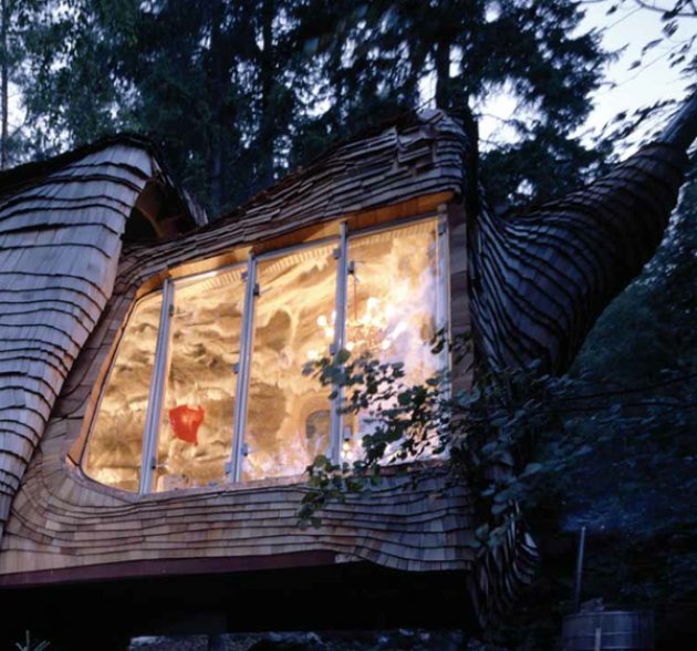 Una casa forrada de escamas de madera