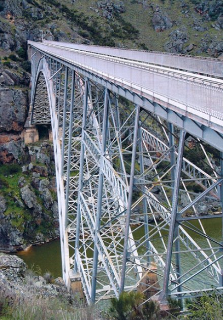 Puentes de España. El viaducto de pino. El viaducto de Pino, un liviano viaducto de acero sobre el rio Duero 