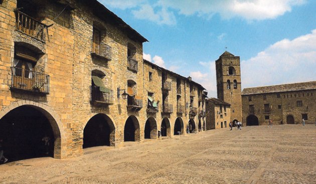 La villa de Ainsa en Huesca, un pueblo medieval en las puertas del pirineo 