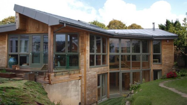 Una casa sostenible con un gasto de 10€ al mes. Una casa que incorpora una serie de estrategias bioclimáticas que reducen su consumo energético 