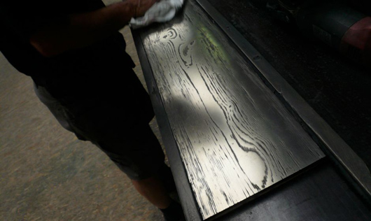 Un nuevo acabado para tarimas de madera que imita los acabados metalizados