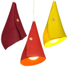 Una sencilla lámpara hecha con un trozo de fieltro de color 