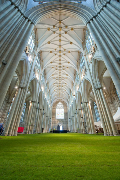 Cubren de césped la catedral de York Minster para el cumpleaños de la reina 