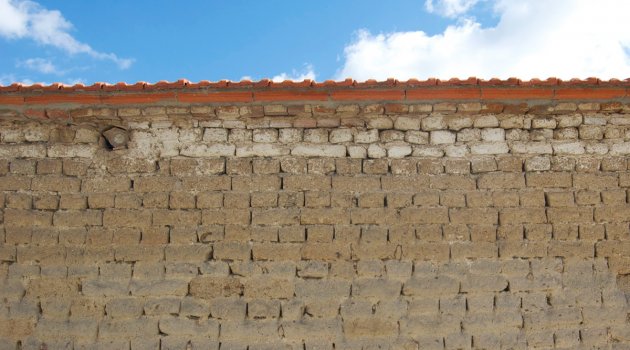 Foto de un muro de tapial o de adobe. Arquitectura bioclimática y tradicional