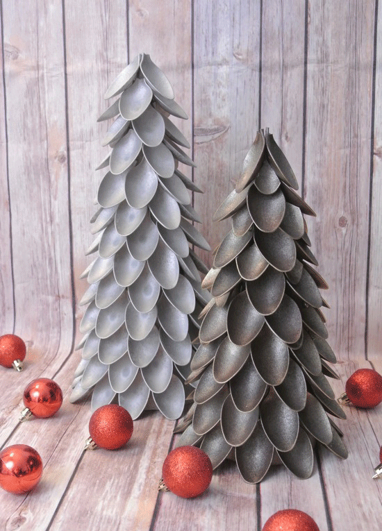 Una original idea para hacer un árbol de Navidad con cucharas de plástico recicladas. Cómo hacerlo  