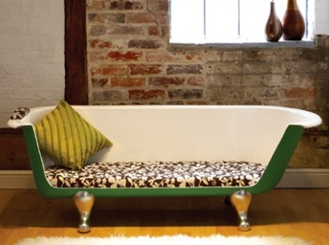 Idea para aprovechar una vieja bañera y convertirla en un sofá