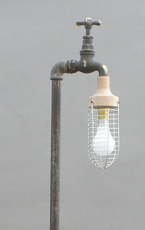Una bonita y original lámpara hecha a partir de una cañería de agua 