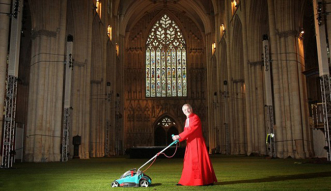 Cubren de césped la catedral de York Minster para el cumpleaños de la reina 