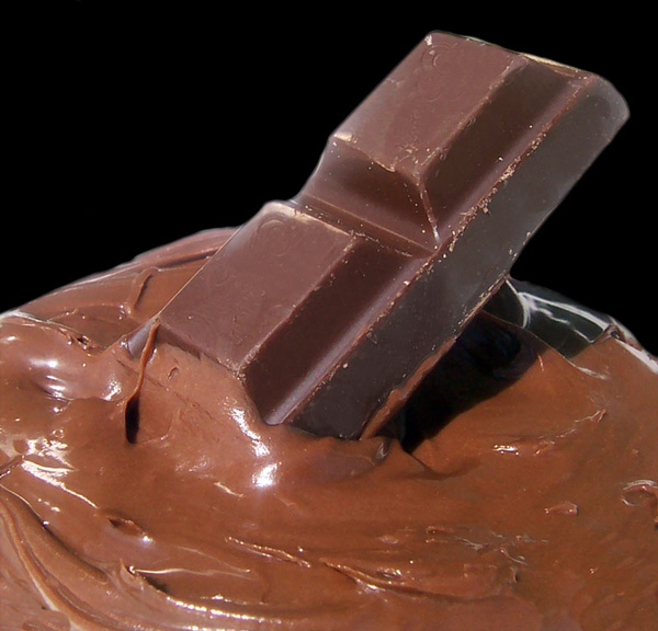 Parece que derretir el chocolate en la boca es más excitante que darte un beso sin abrazo 