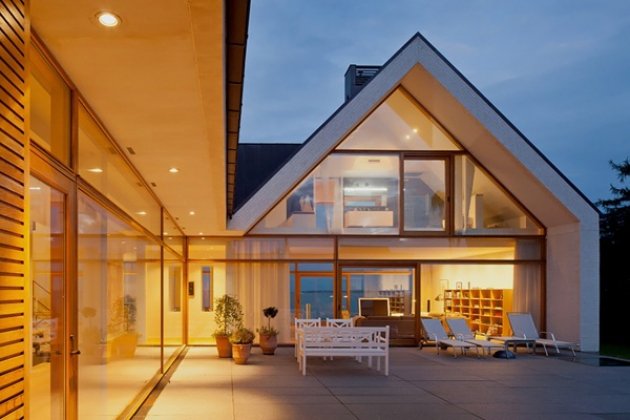 The pitched roof and its advantages in construction and traditional architecture