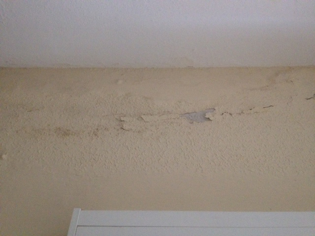Cómo reparar una pared con desperfectos: mohos, desconchones y fisuras 