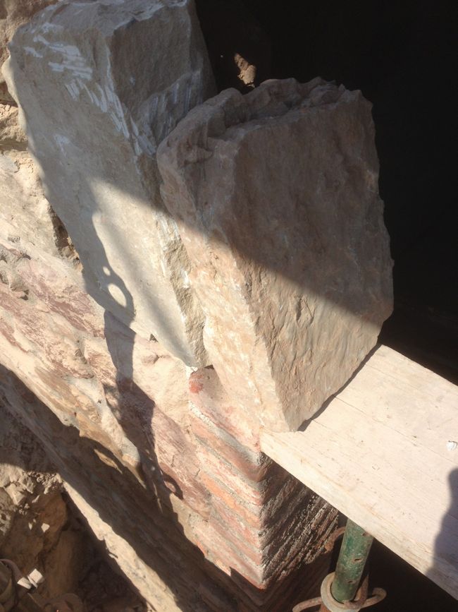 Los dinteles horizontales de piedra hechos a partir de dovelas o piezas pequeñas. 