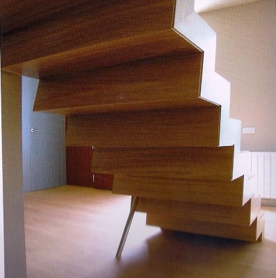 Escaleras con peldaños de madera