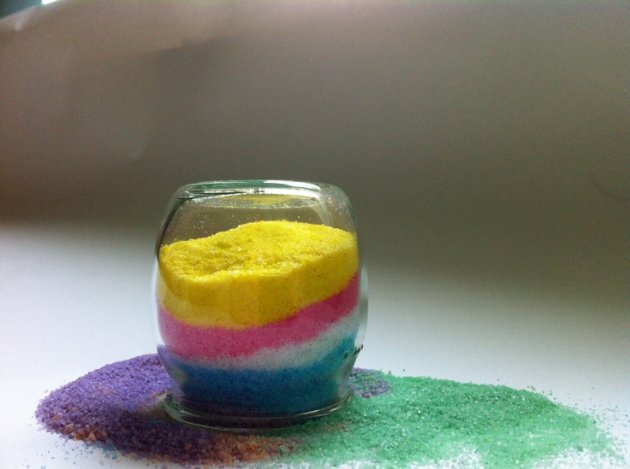 Cómo rellenar frascos de cristal con sal de colores 