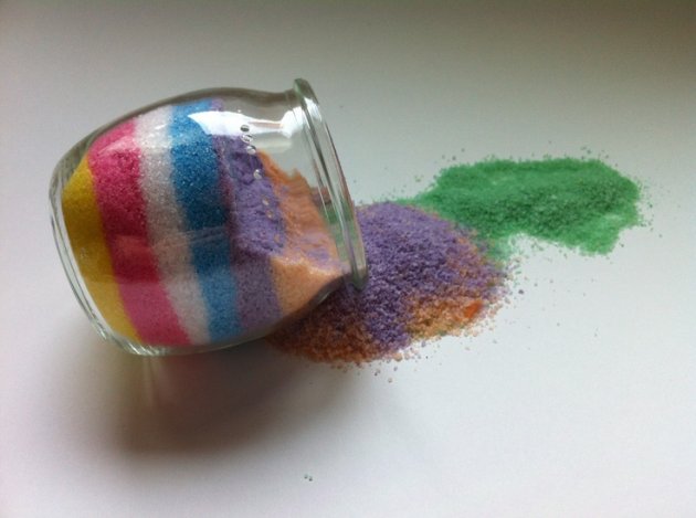 Cómo rellenar frascos de cristal con sal de colores 