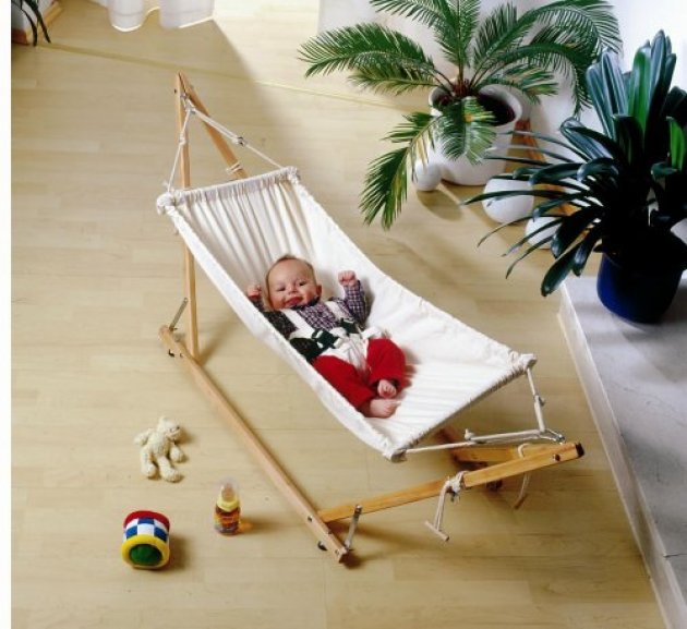 Original hamaca para bebés. De materiales y diseño sencillos 