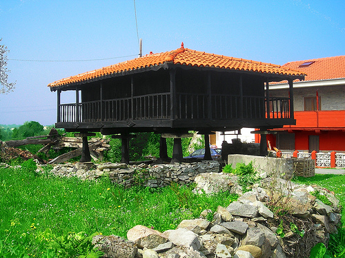El hórreo asturiano y el hórreo gallego, construcciones anexas a las tradicionales casas del norte de la península ibérica  