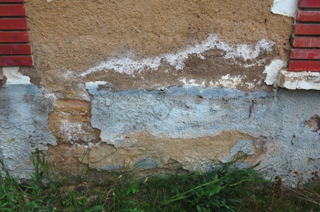 Las humedades en el muro de fachada. Estrategias para corregir las humedades del arranque de los muros de fachada 