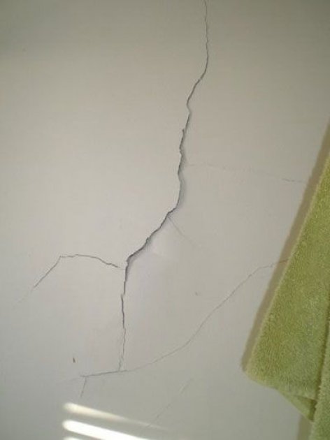 Cómo reparar una fisura en la pared de mi casa. 