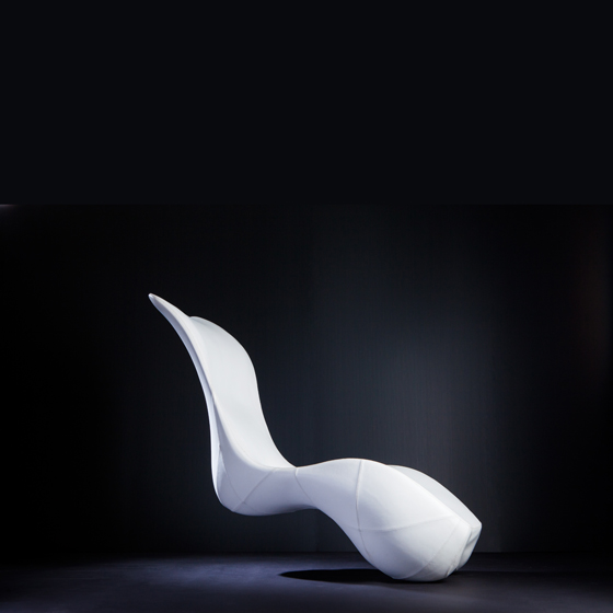 Originalidad y escultura en un silla que se mantiene de pié. 