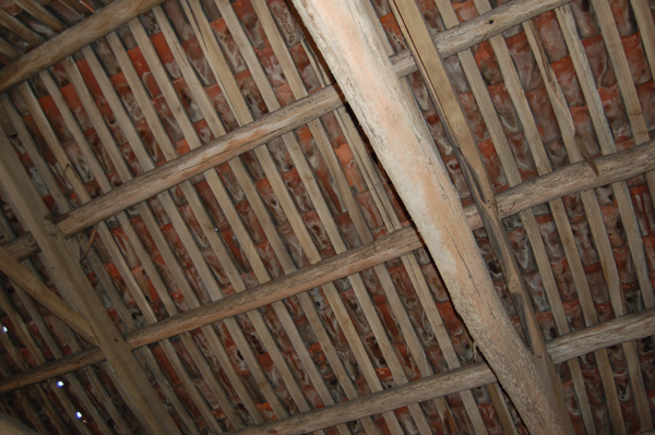 Cómo se colocan las tejas cerámicas en los tejados de los edificios 