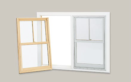 Las ventanas con revestimiento de fibra de vidrio y marco de madera. 
