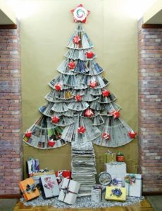 arbol navidad con periodicos