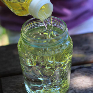 Mezclar agua jabon y aceite