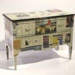 Mueble forrado con papel de periodico