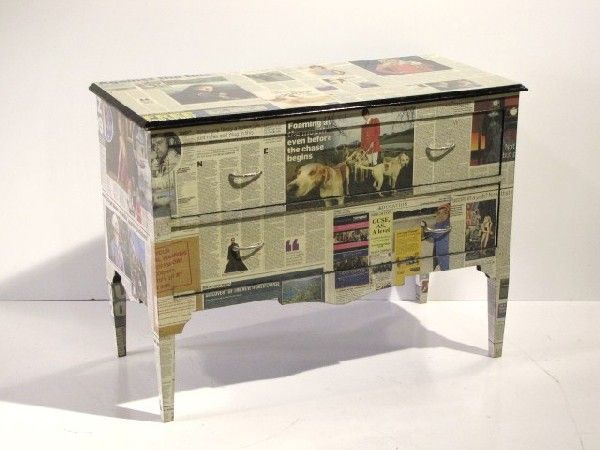 Mueble forrado con papel de periodico